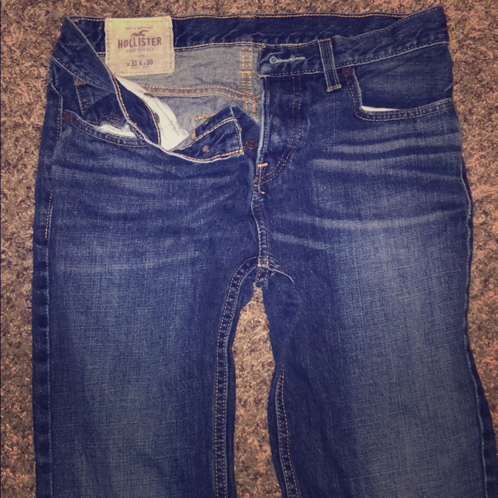 Men’s hollister Jeans, worn once, good condition.